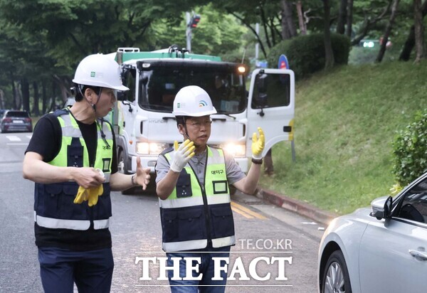 김찬술 대덕구청장(오른쪽)이 1일 새벽 환경관리요원들과 함께 현장 활동에 나서며 민선9기의 첫 일정을 시작하고 있다. /대덕구