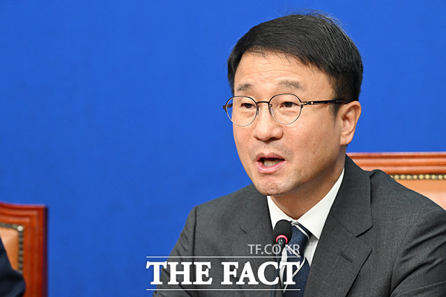 최고위원회의에서 발언하는 한병도 더불어민주당 당대표 직무대행 겸 원내대표.