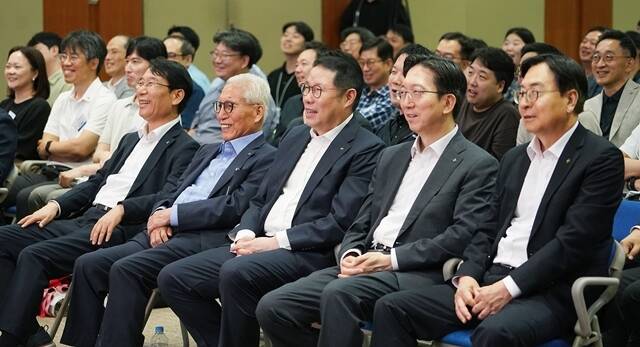 김규영 HS효성 회장(앞줄 왼쪽에서 2번째), 조현상 HS효성 부회장(앞줄 왼쪽에서 3번째)을 비롯한 경영진들과 임직원들이 지난달 30일 서울 마포구 본사에서 열린 창립 2주년 기념행사에서 미생 패러디 영상을 보며 웃고 있다. /HS효성