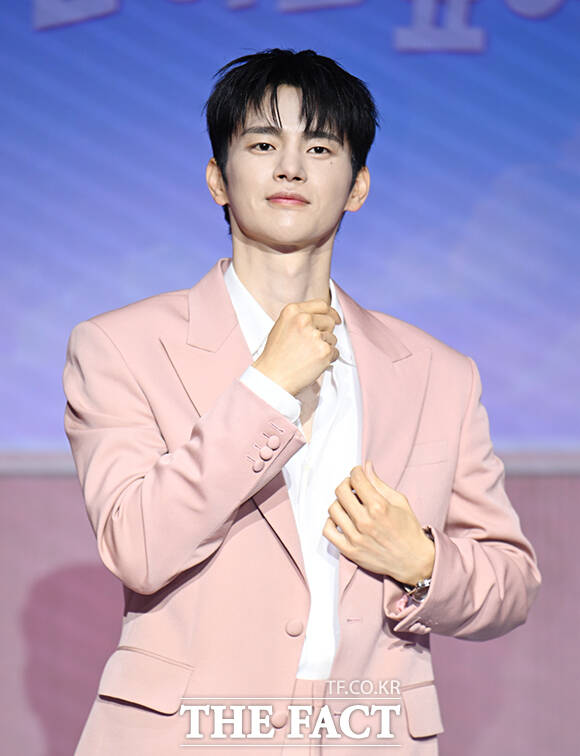 가수 서인국이 1일 오전 서울 마포구 호텔 나루 서울 엠갤러리에서 열린 넷플릭스 새 예능 '모솔연애2' 제작발표회에 참석해 포즈를 취하고 있다. /박헌우 기자