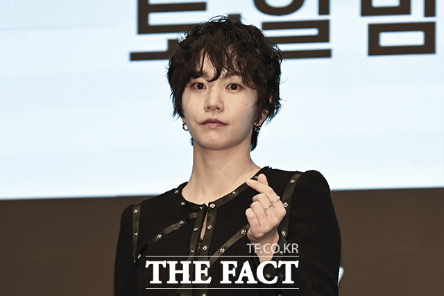 남궁민과 이설이 포스터의 포즈를 재현하고 있다.