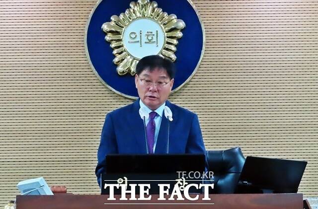 윤일묵 의장이 1일 청양군의회 제319회 임시회 제1차 본회의에서 제10대 청양군의회 전반기 의장에 당선되고 난 뒤 인사말을 하고 있다. /김형중 기자