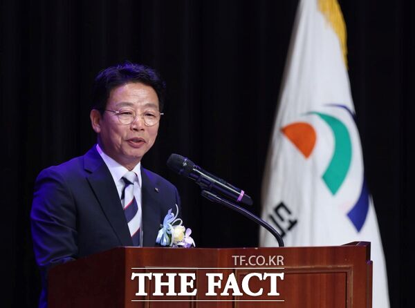 김찬술 대덕구청장이 1일 한남대학교 서의필홀에서 열린 취임식에서 구민 및 공직자들에게 인사말을 전하고 있다. /대덕구