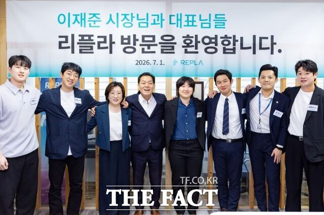 1일 이재준 수원시장이 민선9기 취임 첫날 청년 벤처기업 대표들과 간담회 가진 뒤 기념 촬영을 하고 있다. /수원시