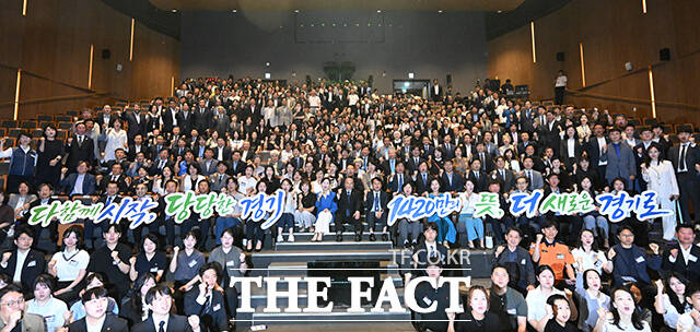 추미애 경기도지사가 1일 오전 경기 수원시 영통구 경기도청에서 열린 제37대 경기도지사 취임식에서 취임 선서를 하고 있다. /수원=김성렬 기자