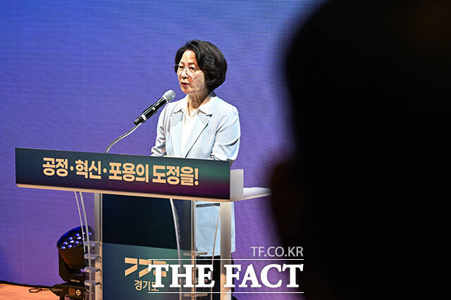 추미애 경기도지사가 1일 오전 경기 수원시 영통구 경기도청에서 열린 제37대 경기도지사 취임식에서 취임 선서를 하고 있다. /수원=김성렬 기자