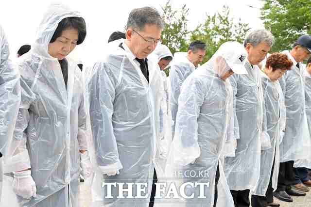 비 내리는 충혼탑에서 시작된 민선9기 대구시 군위군. 김진열 군위군수(왼쪽에서 두 번째)가 1일 오전 충혼탑 참배를 시작으로 군청 직원들과 오찬 간담회를 가진 뒤 취임식에 참석하며 공식 일정을 이어가고 있다. /대구시 군위군