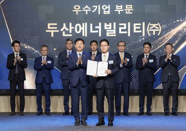 박상현 두산에너빌리티 사장(오른쪽)이 1일 서울 여의도 한국수출입은행 본점에서 열린 한국수출입은행 창립 50주년 기념식에서 구윤철 경제부총리로부터 표창을 받고 기념 촬영을 하고 있다. /두산에너빌리티