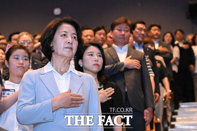 추미애 경기도지사가 1일 오전 경기 수원시 영통구 경기도청에서 열린 제37대 경기도지사 취임식에서 취임 선서를 하고 있다. /수원=김성렬 기자