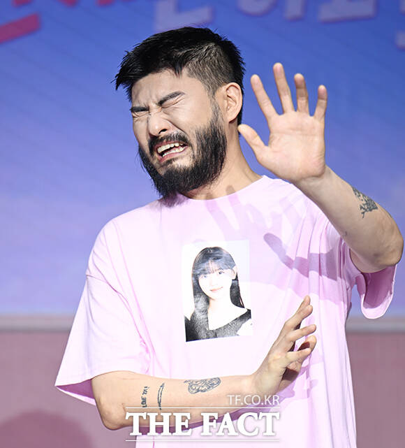 가수 카더가든이 1일 오전 서울 마포구 호텔 나루 서울 엠갤러리에서 열린 넷플릭스 새 예능 '모솔연애2' 제작발표회에 참석해 포즈를 취하고 있다. /박헌우 기자