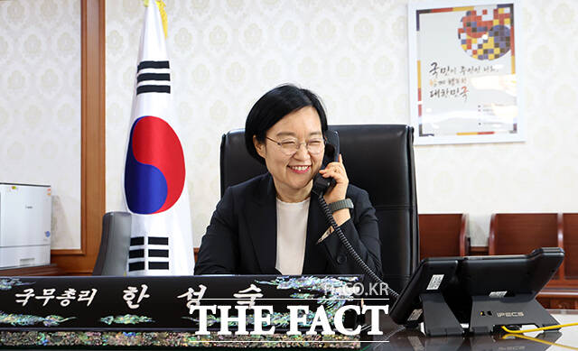 한성숙 신임 국무총리가 1일 오전 서울 종로구 세종대로 정부서울청사 총리집무실에서 취임 후 첫 업무를 시작하고 있다. /임영무 기자
