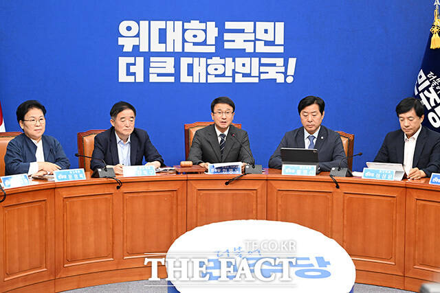 최고위원회의에서 발언하는 한병도 더불어민주당 당대표 직무대행 겸 원내대표.