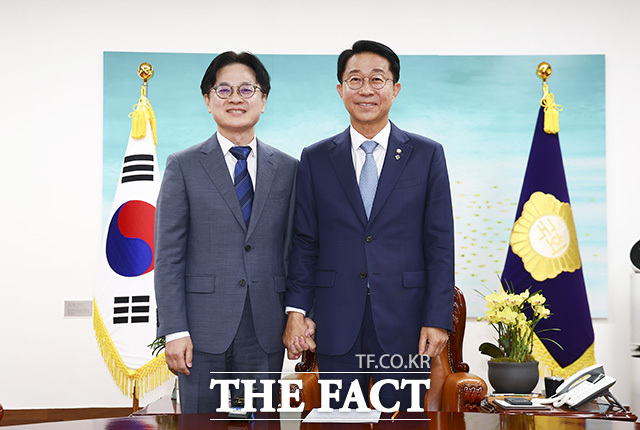 조정식 국회의장(오른쪽)이 1일 오후 서울 여의도 국회에서 김정관 산업통상부 장관을 접견하며 기념촬영을 하고 있다. /국회=남용희 기자