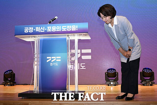 추미애 경기도지사가 1일 오전 경기 수원시 영통구 경기도청에서 열린 제37대 경기도지사 취임식에서 취임 선서를 하고 있다. /수원=김성렬 기자