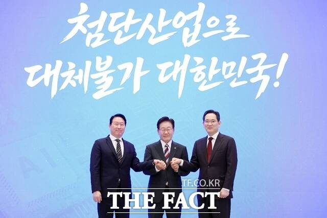 최태원 SK 회장과 이재명 대통령, 이재용 삼성전자 회장(왼쪽부터)이 지난달 29일 청와대 영빈관에서 열린 ‘대한민국 대도약 3대 메가프로젝트 국민보고회에서 기념촬영을 하고 있다. /뉴시스