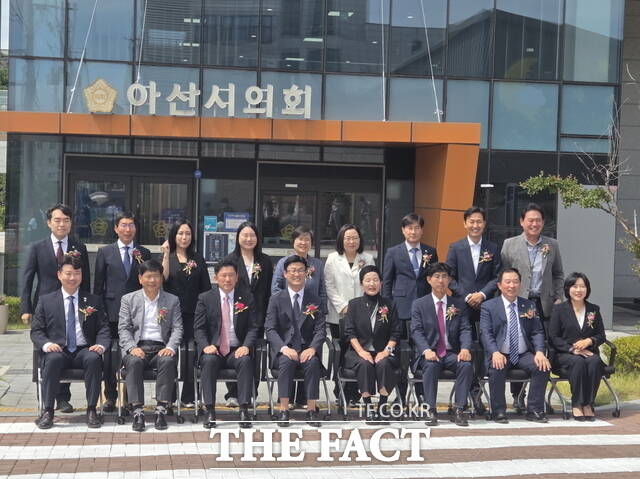 제10대 아산시의회 개원식을 맞아 1일 아산시의회 건물 앞에서 의원들이 기념 촬영을 하고 있다. /정효기 기자