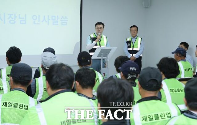 1일 최원용 평택시장이 취임 첫 공식일정으로 환경미화원들과 간담회를 갖고 있다. /평택시