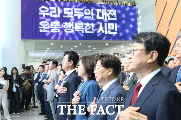 제14대 허태정 대전시장 취임식이 1일 오전 대전시청 2층 로비에서 개최된 가운데 참석자들이 국민의례를 하고 있는 모습. /정예준 기자