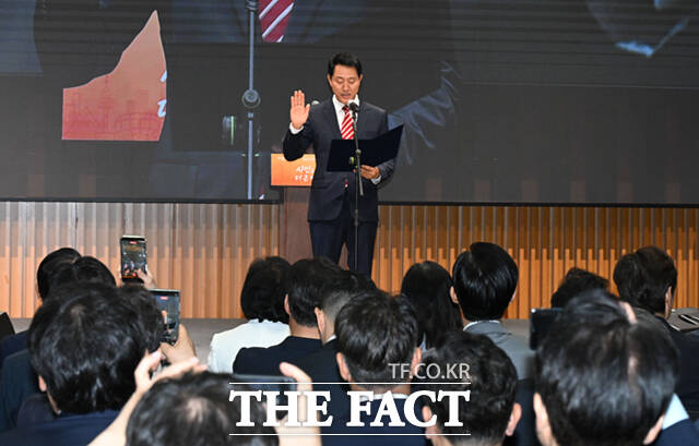오세훈 서울시장이 1일 서울시청 다목적홀에서 열린 '제40대 서울특별시장 취임식'에서 취임선서를 하고 있다. /이새롬 기자