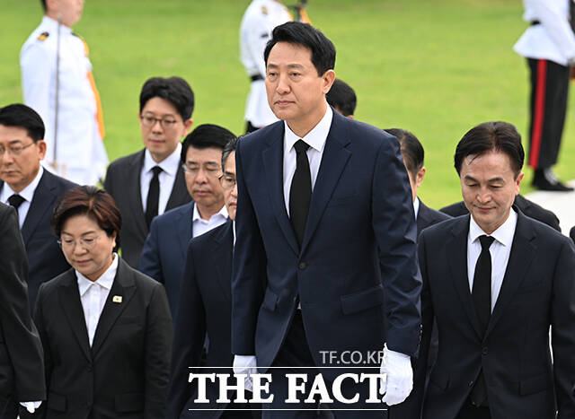 오세훈 서울시장이 민선 9기 첫날인 1일 오전 서울 동작구 국립서울현충원을 찾아 현충탑에 분향하고 있다. /박헌우 기자