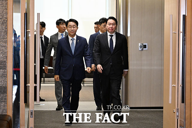조정식 국회의장(왼쪽)이 1일 오전 서울 중구 대한상공회의소에서 열린 ‘국회의장-대한상공회의소 경제대도약 간담회’에 참석해 인사말을 하고 있다. /서예원 기자