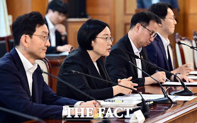 한성숙 신임 국무총리가 1일 오후 서울 종로구 정부서울청사에서 열린 AI 혁신 관계장관 간담회에 참석해 모두발언을 하고 있다. /임영무 기자