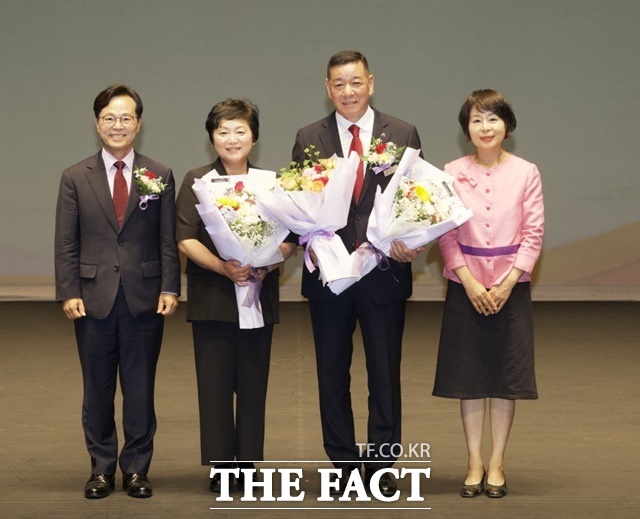 최원철 공주시장(왼쪽 3번째)과 배우자(왼쪽 2번째), 윤용근 국회의원(왼쪽)과 배우자(오른쪽)가 1일 최 시장 취임식에서 기념촬영을 하고 있다. /공주시