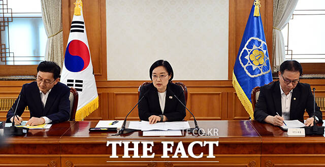 한성숙 신임 국무총리가 1일 오후 서울 종로구 정부서울청사에서 열린 AI 혁신 관계장관 간담회에 참석해 모두발언을 하고 있다. /임영무 기자