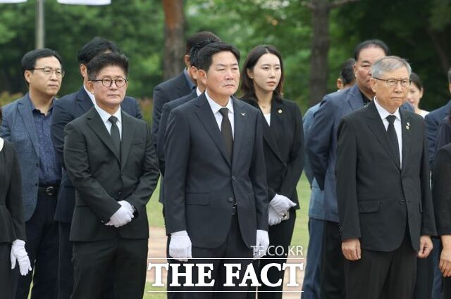 1일 취임 첫날 현충탑 참배 나선 조용호 오산시장 /오산시