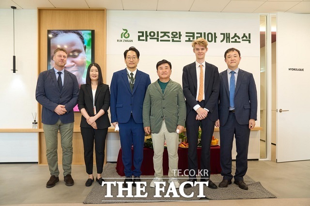 왼쪽부터 렌스 크니어림 라익즈완 아시아 비즈니스 매니저, 김민정 라익즈완 한국지사 공동대표, 한영 라익즈완 한국지사 공동대표, 조항진 한국종자협회장, 릭 노벨 주한네덜란드대사관 농무참사관, 강호진 주한네덜란드대사관 농무관. /광명시