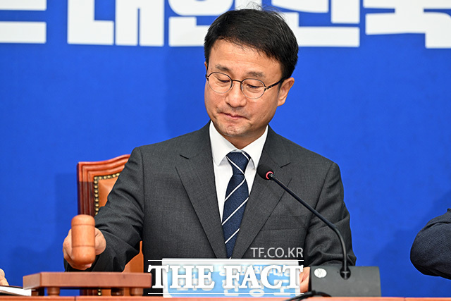 최고위원회의에서 발언하는 한병도 더불어민주당 당대표 직무대행 겸 원내대표.