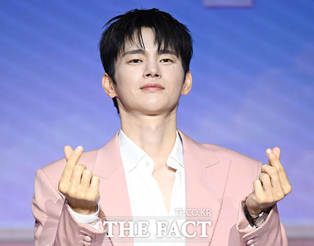 가수 서인국이 1일 오전 서울 마포구 호텔 나루 서울 엠갤러리에서 열린 넷플릭스 새 예능 '모솔연애2' 제작발표회에 참석해 포즈를 취하고 있다. /박헌우 기자