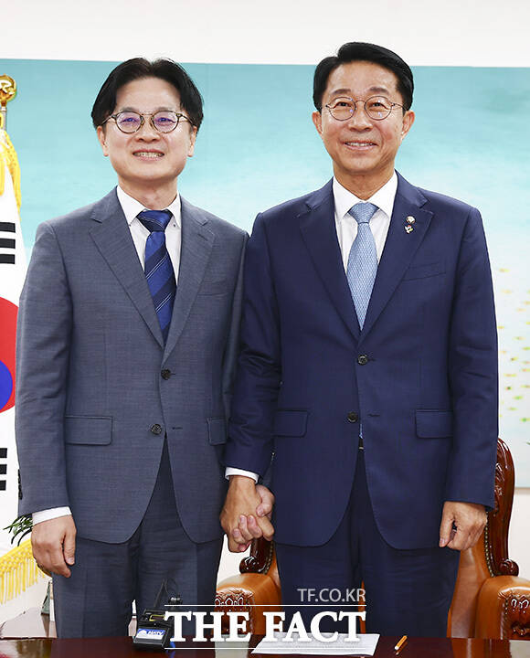 김정관 산업통상부 장관(왼쪽)과 대화 나누는 조정식 국회의장.