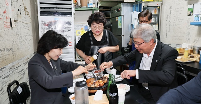1일 우리미소금융재단 서울지점 이전 개점식 이후, 김은경 서민금융진흥원장(왼쪽 첫번째)과 임종룡 우리금융그룹 회장(오른쪽 첫번째)이 이번에 선정된 인근 '우리 새희망가게'를 방문해 치킨을 먹고 있다. /우리금융그룹
