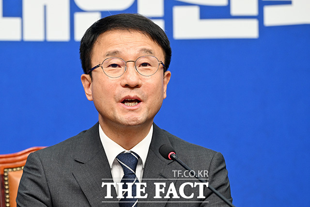 최고위원회의에서 발언하는 한병도 더불어민주당 당대표 직무대행 겸 원내대표.