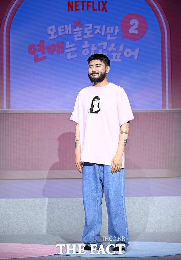 가수 카더가든이 1일 오전 서울 마포구 호텔 나루 서울 엠갤러리에서 열린 넷플릭스 새 예능 '모솔연애2' 제작발표회에 참석해 포즈를 취하고 있다. /박헌우 기자