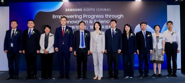 김경아 삼성에피스홀딩스 사장(왼쪽에서 6번째)과 주요 내빈들이 중국 R&D 센터 개소식에 참석해 기념 사진을 촬영하고 있다. /삼성에피스홀딩스