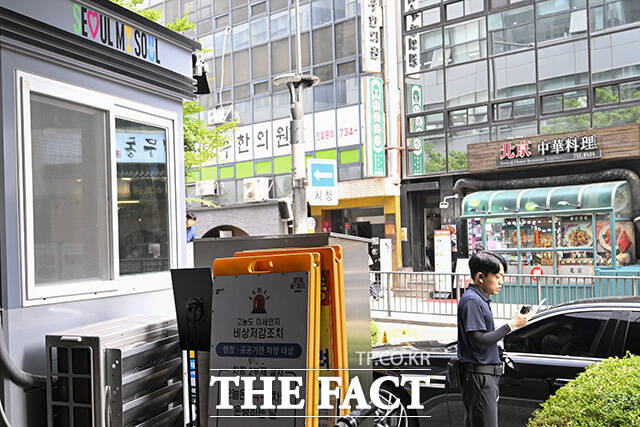 2부제 운영 안내판이 접혀 정리돼 있는 서울시청 주차장.