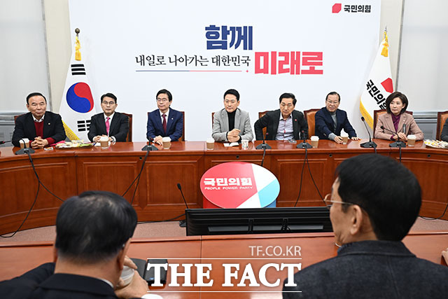 당 내부에서는 이들의 기류를 두고 정국 주도권을 잃지 않기 위한 고도의 전략적 판단이라는 해석이 나온다. 사진은 장동혁 국민의힘 대표가 지난 2월26일 오전 서울 여의도 국회에서 4선 이상 중진들과 면담을 하고 있는 모습. /남용희 기자
