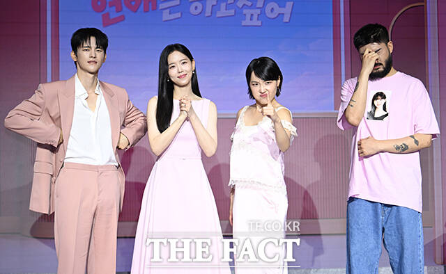 가수 서인국과 배우 강한나, 개그우먼 이은지, 가수 카더가든(왼쪽부터)이 1일 오전 서울 마포구 호텔 나루 서울 엠갤러리에서 열린 넷플릭스 새 예능 '모솔연애2' 제작발표회에 참석해 포즈를 취하고 있다. /박헌우 기자