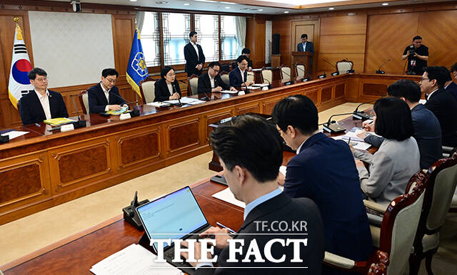 한성숙 신임 국무총리가 1일 오후 서울 종로구 정부서울청사에서 열린 AI 혁신 관계장관 간담회에 참석해 모두발언을 하고 있다. /임영무 기자
