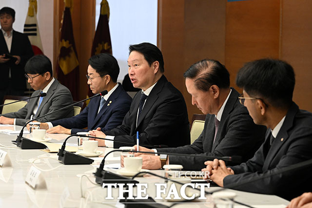 조정식 국회의장(왼쪽)이 1일 오전 서울 중구 대한상공회의소에서 열린 ‘국회의장-대한상공회의소 경제대도약 간담회’에 참석해 인사말을 하고 있다. /서예원 기자