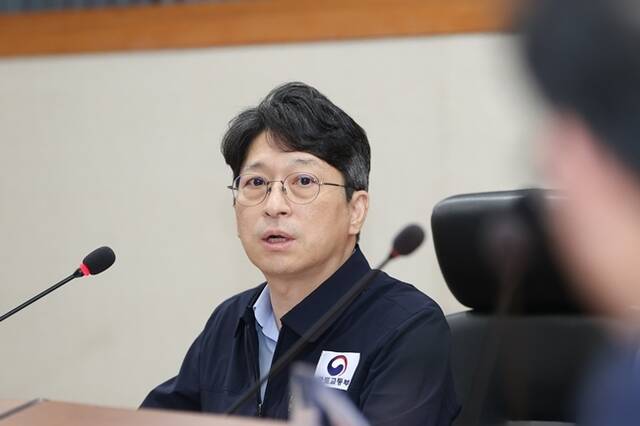 홍지선 국토부 제2차관이 1일 오후 서울시 구로구에 있는 철도교통관제센터를 찾아 여름철 집중호우·폭염 등 재난에 대비한 철도 안전운행 대응체계를 점검했다. /국토교통부