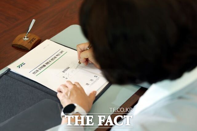 추미애 경기도지사가 취임 첫날인 1일 집무실에서 결재 1호로 K-반도체 혁신 대책에 서명하고 있다. /경기도