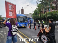  전장연 '버스 탑승 시위'…출근길 혼잡에 곳곳 충돌