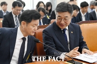  대화 나누는 박정보 서울경찰청장과 윤호중 행안부 장관 [포토]