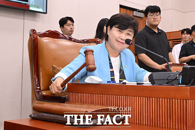 서영교 법제사법위원장이 의사봉을 두드리고 있다.