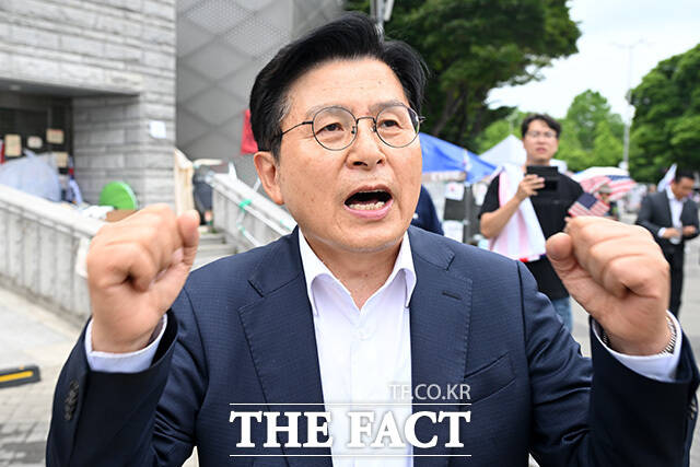 올림픽공원 찾아 구호 외치는 황교안 자유와혁신 대표.