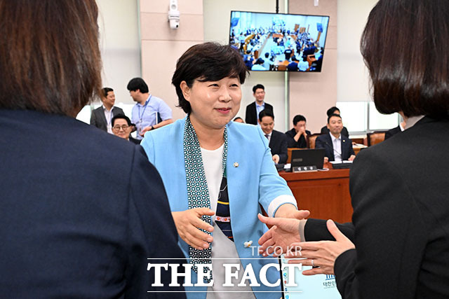 서영교 법제사법위원장이 회의에 앞서 의원들과 인사를 나누고 있다.