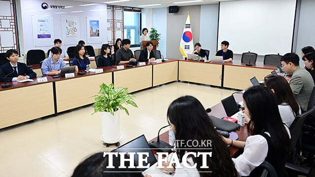 임종필 성평등가족부 성형평성기획과장이 2일 오전 서울 종로구 정부서울청사에서 열린 청년 공존·공감위원회 중간보고회에서 발언을 하고 있다. /임영무 기자